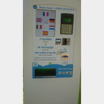Bezahlautomat: Anleitung in verschiedenen Sprachen. Nach korrektem Ablauf wird eine Zugangskarte mit Nummer erstellt, die im Ausgabefach unten zu entnehmen ist. 