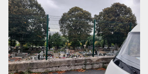 Stellplatz grenzt direkt an den Friedhof hoch ber le Havre