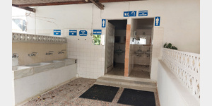 Die sanitren Anlagen liegen neben der Rezeption