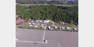 Gesamtbild vom Campingplatz, links sieht man das Restaurant und oben links die Zufahrtsstrasse zum Wald in dem sich dir Reception befindet