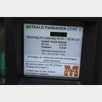 Parkautomat am Platz mit den Kosten