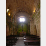 schlichter Innenraum der dreischiffigen Kirche