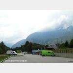 Bovec / Slowenien: Stellplatz im Hintergrund Gaststtte u. Seilbahn