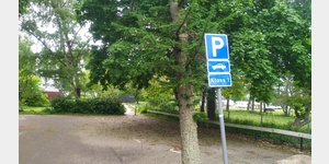 Der normale Parkplatz zur Hlfte Behinderten-PP