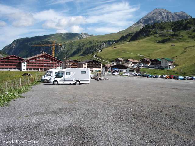  Large car park at the end of Zrs