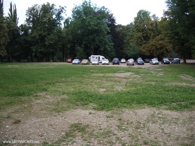  Sul parcheggio generale hanno posto alcuni dei campeggiatori.