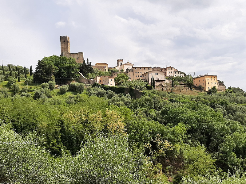 P knappt 30 minuter kan du vandra frn torget upp till byn Larciano, dr slottet Rocca ligger med s ...