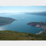 Blick auf den Hafen und Ofotfjord. Es herrscht ein stndiges Kommen und Gehen von Eisenerzfrachtern.