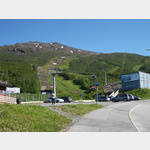 Mit der Seilbahn kann man zur Bergstation Fjellheisen hochfahren und von dort in etwa 45 Min. auf den Fagernesfjellet (1007 m, mit Sendemast) hochwandern.