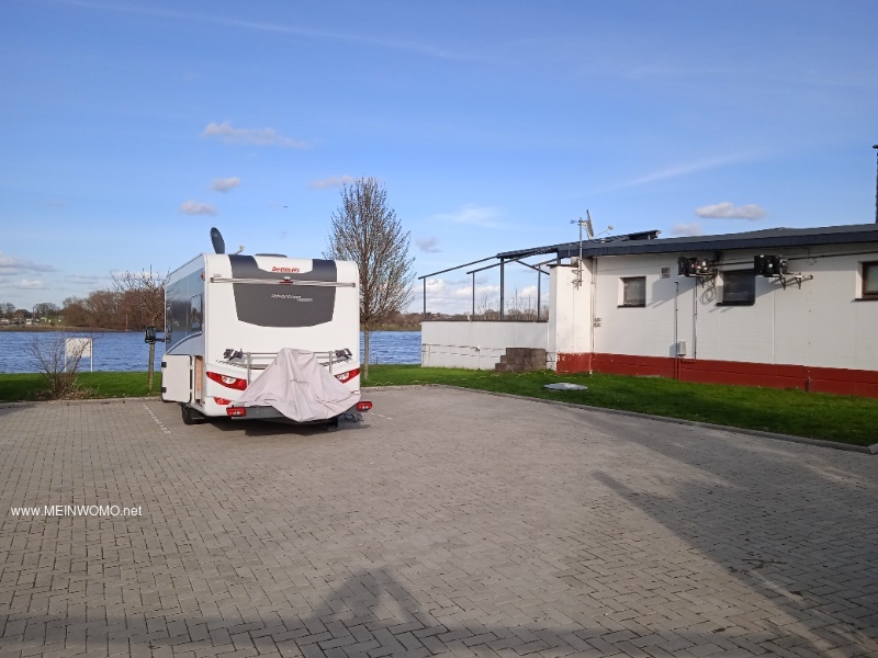 Parkeerplaats met uitzicht op de Rijn