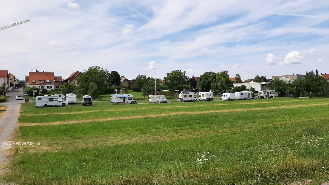 Parkeerplaats gezien vanaf de sluis