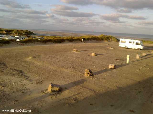  Parkeringsplats finns p en sanddyn plat, med utsikt ver havet