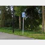 Stellplatz Bastogne: Groer asphaltierter Parkplatz mit separater Flche fr ca. 10 Wohnmobile entlang eines Grnstreifens. Frischwasser und Bodeneinlass vorhanden. UMTS mit HSDPA-QualittGPS 495954 Nord 054255 Ost 