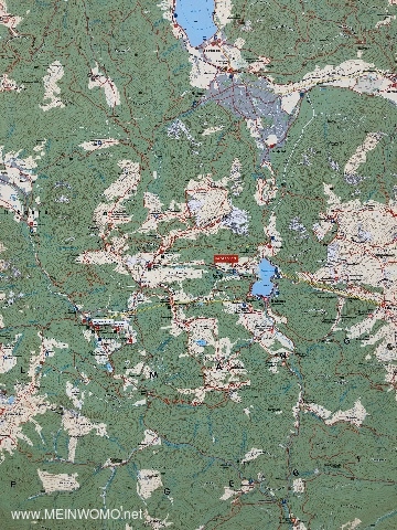 Karte auf einer Wandertafel direkt am Parkplatz