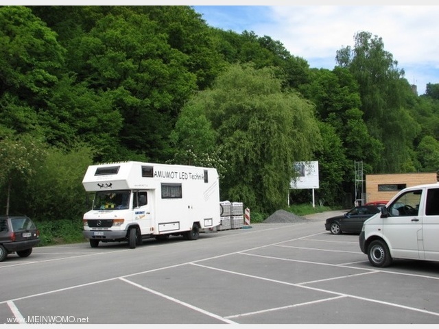 Wohnmobilstellplatz Rnderoth, keine markierten Wohnmobilpltze gefunden. Sehr viele PKW vorhanden