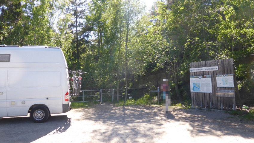  Parking at the entrance of the hiking route