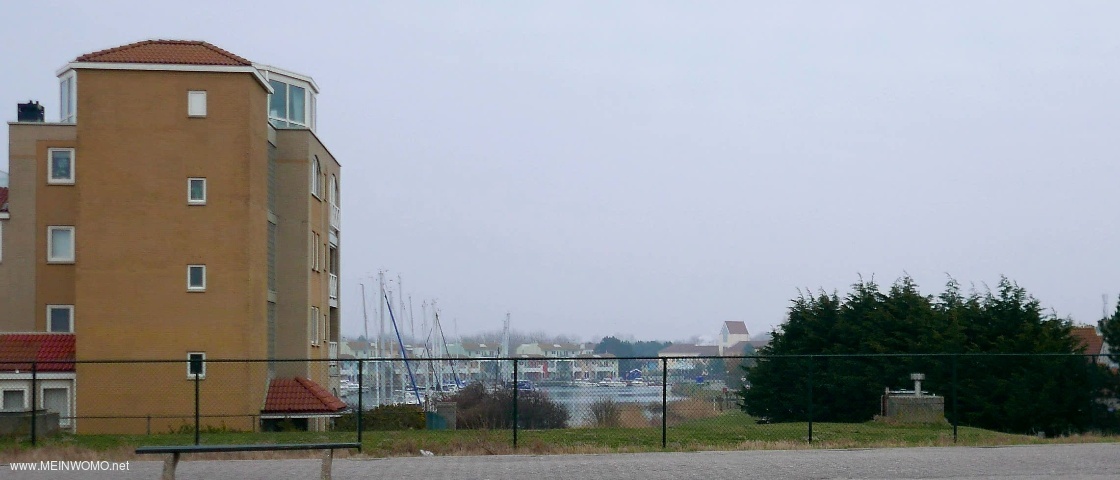 2018-03-25 Blick auf Centerpark von der Strae zum Yachthafen 