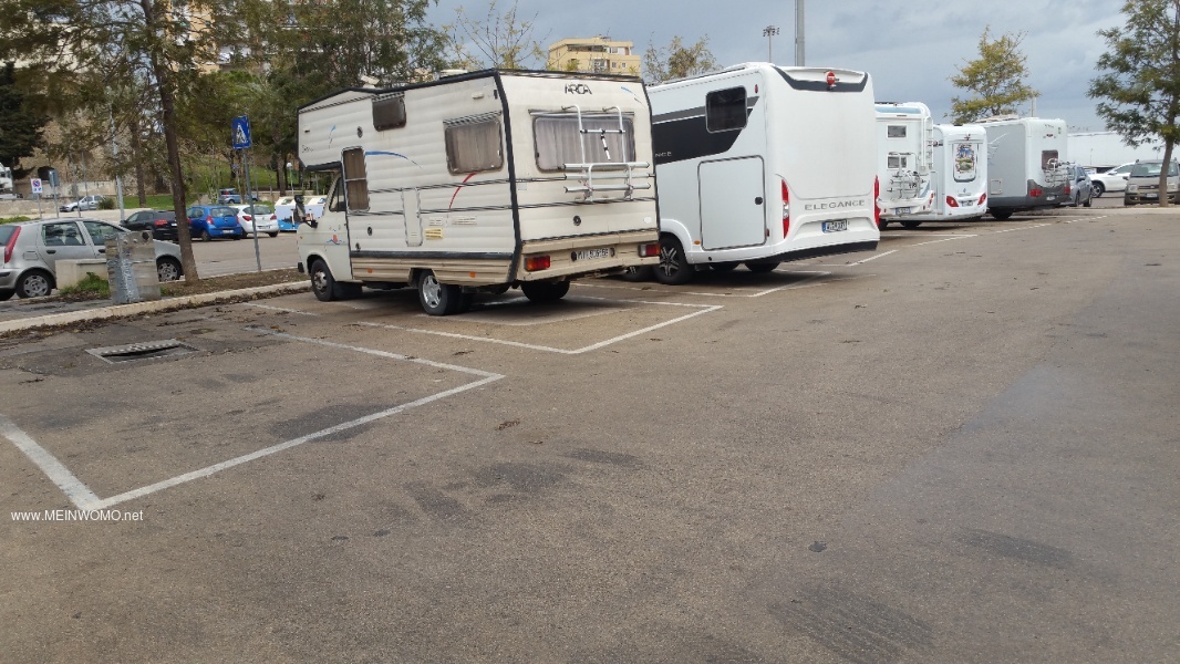 04/04/2022 Les 6 emplacements rservs aux camping-cars sont occups.