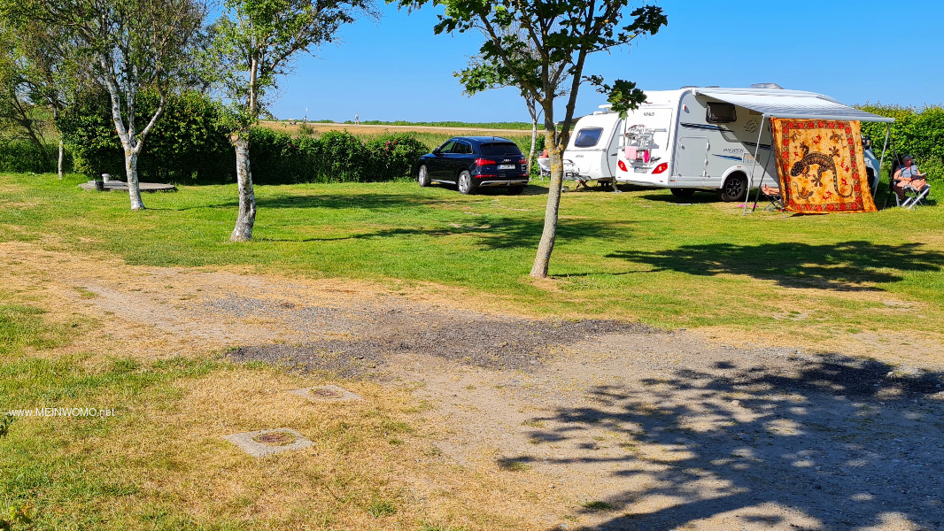 2023-06-13 Unparcelled pitches directly behind the dike on the beach.