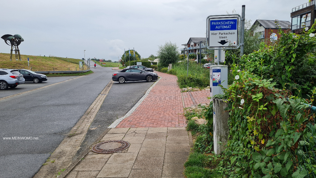 2024-08-18 Parking space left and right, behind the dike: motorhome parking space.