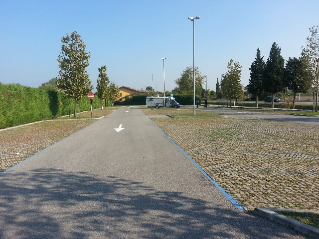 Stellplatz direkt an der Durchgangsstrae Nhe Kreisverkehr. Oktober 2016 