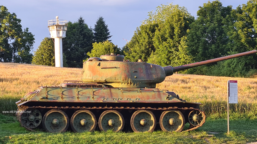 Panzer och vakttorn vid parkeringsplatsen