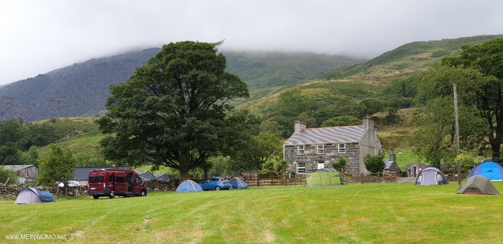  Campingweide met boerderij en toiletten op de achtergrond direct naast het huis