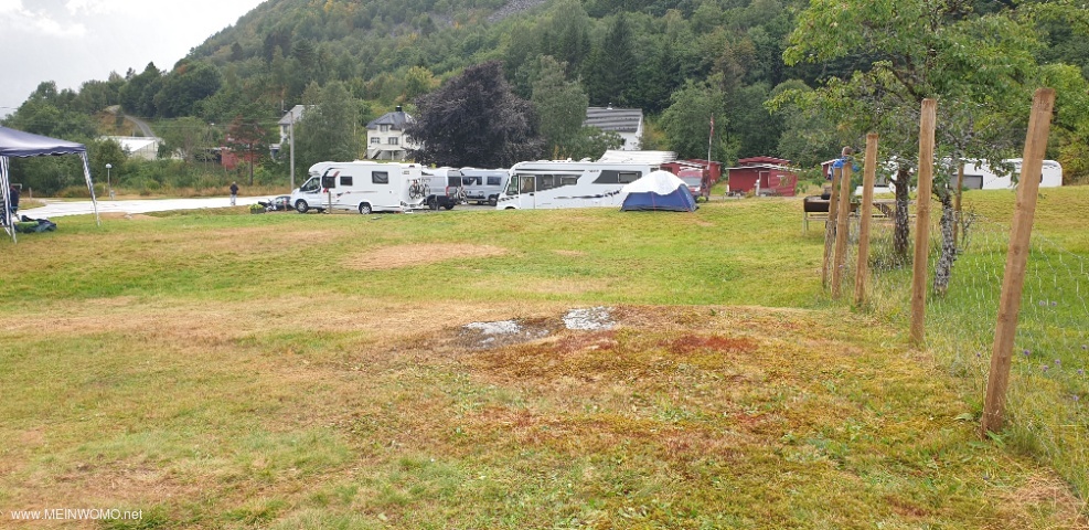 Campingplatz mit vorgelagerter Zeitwiese und im Hintergrund der Stellplatz fr die Wohnmobile