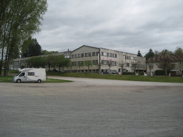  Groparkplatz met niet-gescheiden plaatsen, tegen porseleinfabriek met fabriek verkopen