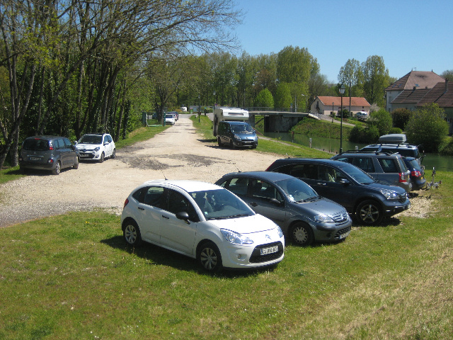  Parking with storage facilities, from here are beautiful bike rides possible along the Doubs