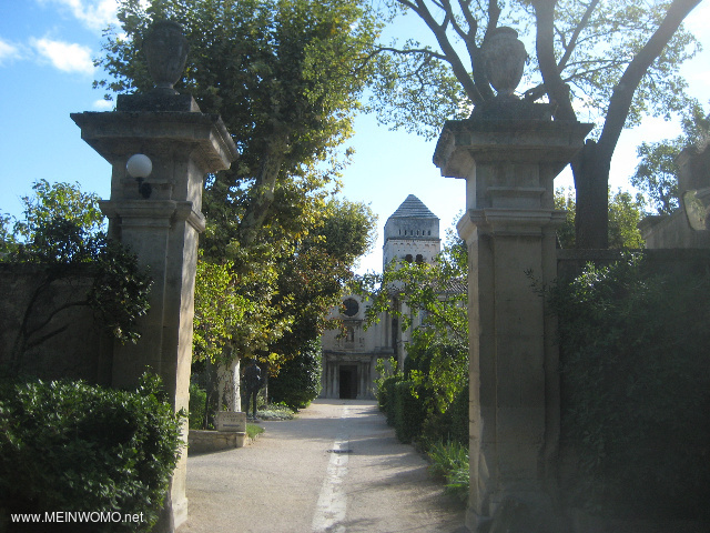 Unmittelbar an den Stellpltzen befindet sich der Eingang zum ehemaligen Kloster Saint-Paul-de-Mouso ...