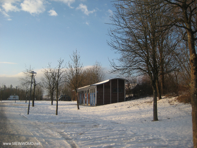  Sanitairgebouw direct aan de staanplaatsen, in de winter gesloten