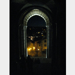 Der Blick vom Kircheneingang auf die Rue des Tables am Abend