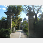 Unmittelbar an den Stellpltzen befindet sich der Eingang zum ehemaligen Kloster Saint-Paul-de-Mousole