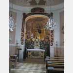 Aus einem Eichenstamm geschnitzte Madonna mit Kind in der Frauenberkapelle