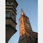 Blick auf den gotischen Turm des Liebfrauenmnsters, links ein Erker des Deutschordensschlosses