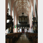 Das Netzrippengewlbe hat noch die ursprngliche gotische Rankenmalerei. Der Orgelprospekt stammt noch von Guggenbichler, das Werk allerdings wurde mehrmals erneuert