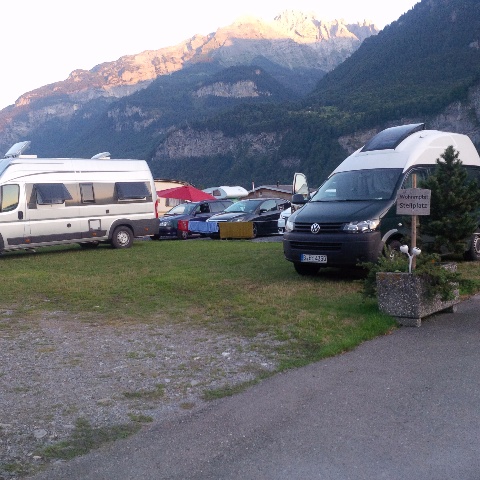 Stellpltze fr (kleinere) Wohnmobile im Campingplatz, aber vor der Schranke