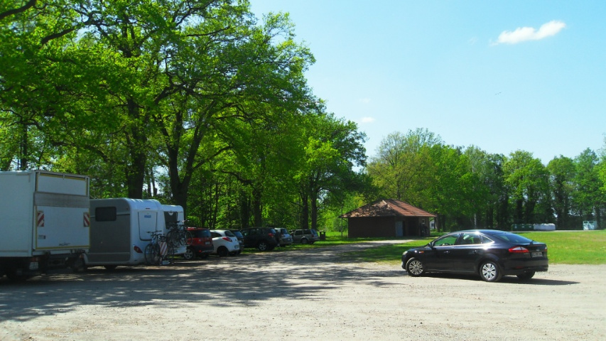  De parkeerplaats, in de achtergrond de Outhouse.