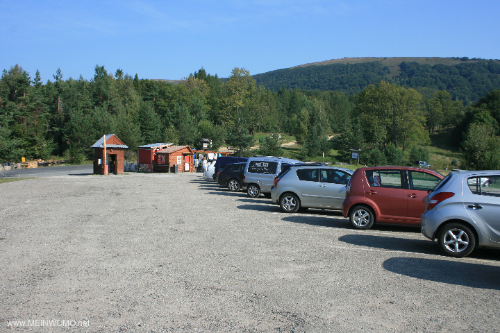  View towards the driveway with ticket office and souvenir shop, in the background at the top the hu ...