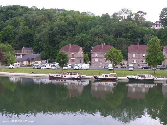  Vue sur la Meuse (Moselle) pour lespace de stationnement