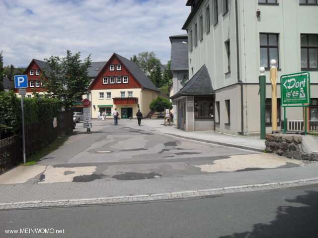  Ingngen till parkeringsplatsen leksaksmuseum i Seiffen / Erzgebirge.