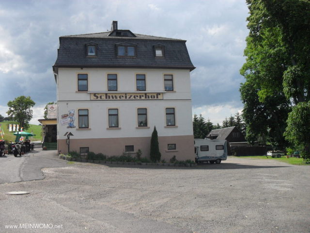  Parkeringsplats bakom restaurangen Schweizerhof