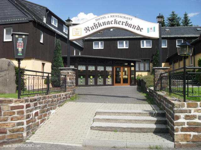  Entrance area of ​​the hotel and restaurant Nuknackerbaude