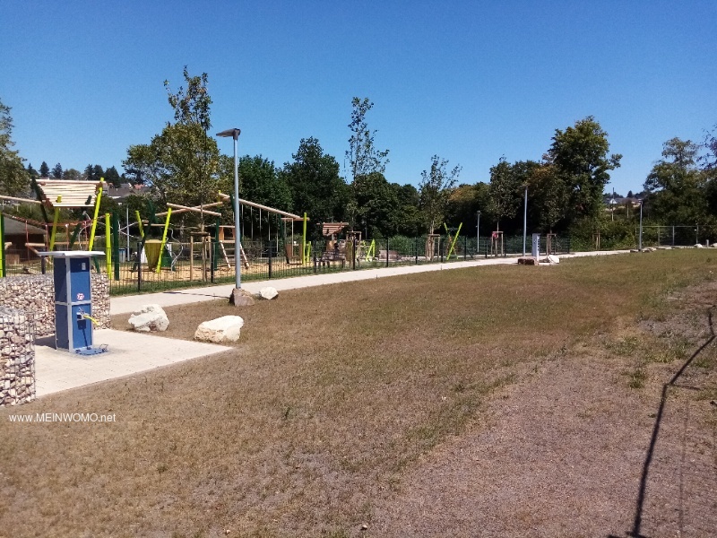 Aree di sosta camper e, sullo sfondo, il nuovo playground multigenerazionale