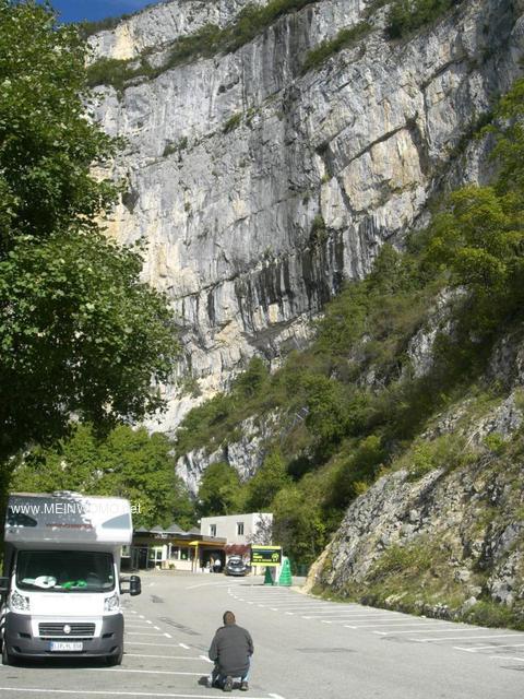  Parkeerplaats aan de voorkant van de grot 