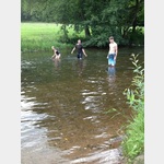 Mit den Kids im Fluss und natrlich wider nass!