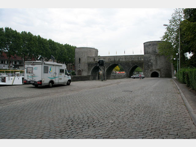 Wir stehen in Tournai (Belgien) an der stark befahrenen Schelde vor dem Pont des Trous.