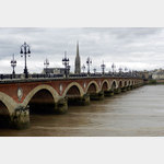 Bordeaux: Die Brcke Pont de Pierre ber die Garonne, dahinter die Basilica St Michael