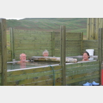Eine Badewanne mit Thermalwasser im Freien.Ein entspannendes Bad ist zu empfehlen.
